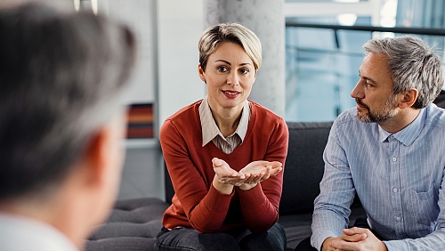 A funeral advisor helps families in the organization of a funeral.